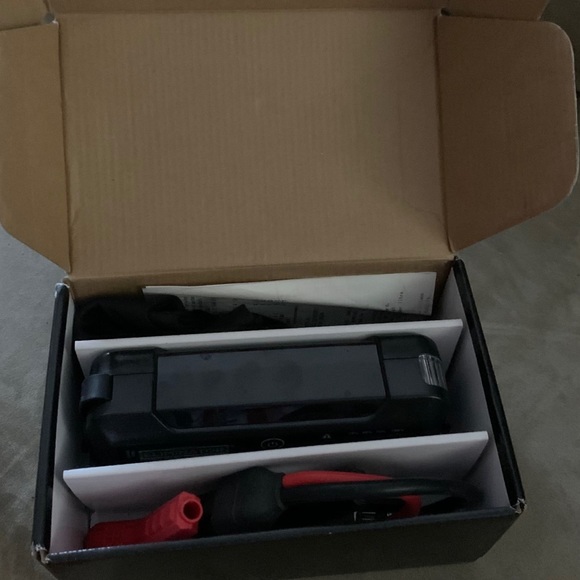 jump starter and power bank - Picture 4 of 9